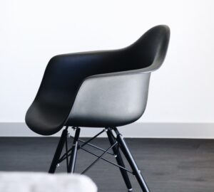 Spisebordsstol med armlæn – 30 flotte stole med armlæn